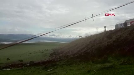 Ardahan' Öğretmenler ve Ailelerini Taşıyan Midibüs Devrildi 4 Ölü, 22 Yaralı