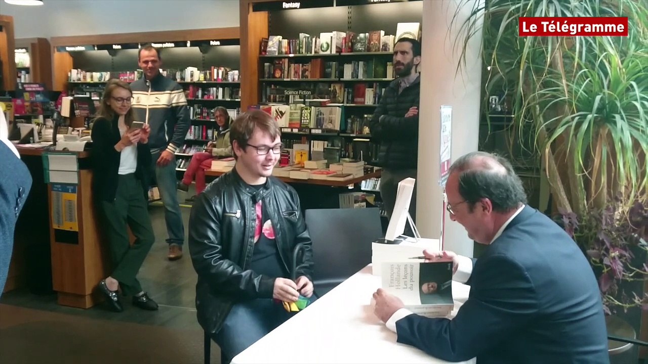 Quimper. ​Affluence record pour la dédicace de François Hollande