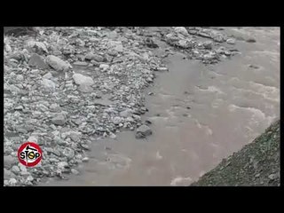 Stop - Ura e Zallbastarit, për të hipur në të, fshatarët kanë improvizuar një urë druri.