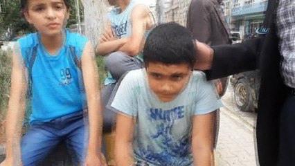 Parkta oyun oynarken ayağı ipe takılan çocuk hastanelik oldu