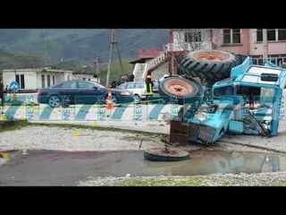 Descargar video: MAKINA PERPLASET ME ZETORIN, HUMB JETEN I RIU NE GJIROKASTER - News, Lajme - Kanali 16