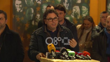 Ora News - Artistët e teatrit festojnë me protestë