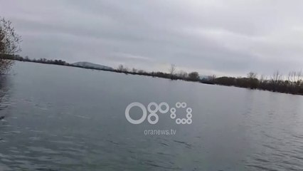 Ora News - Përmbytjet në Shkodër, varka i vetmi mjet transporti prej 19 ditësh në Obot