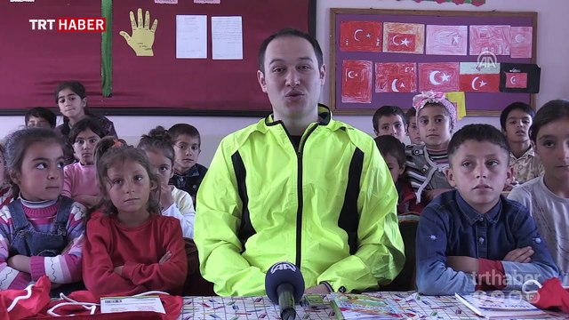 Hakan Yücel, köydeki çocuklar kitap okusun diye pedal çeviriyor