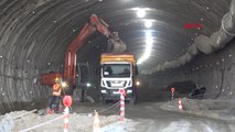 İzmir Jeoloji Mühendisi İki Kadın Otoyol ve Tünel İnşaatında Görev Yapıyor