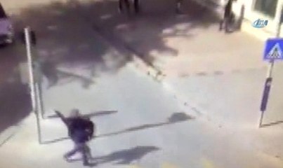 Engelli Adamı Kucağına Alarak Taşıdı