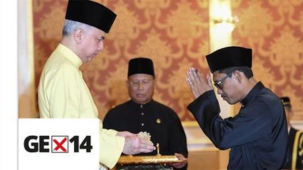 Скачать видео: Ahmad Faizal Azumu sworn in as Perak MB