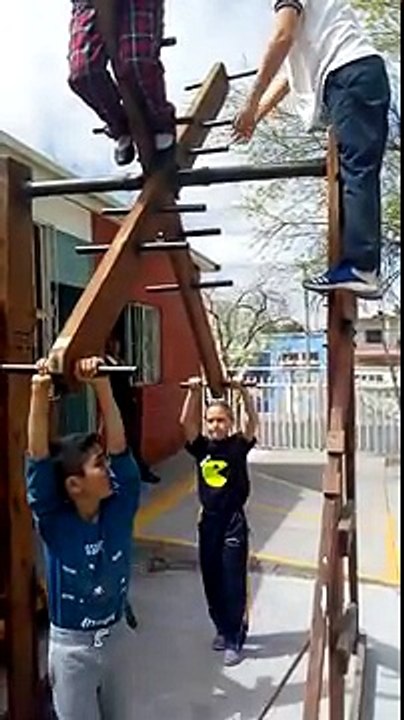 Des enfants font de la balançoire mexicaine