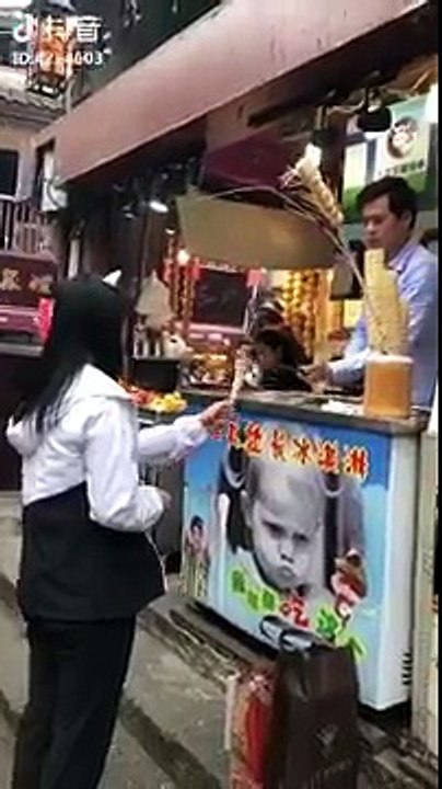 Une cliente trolle un marchand de glace