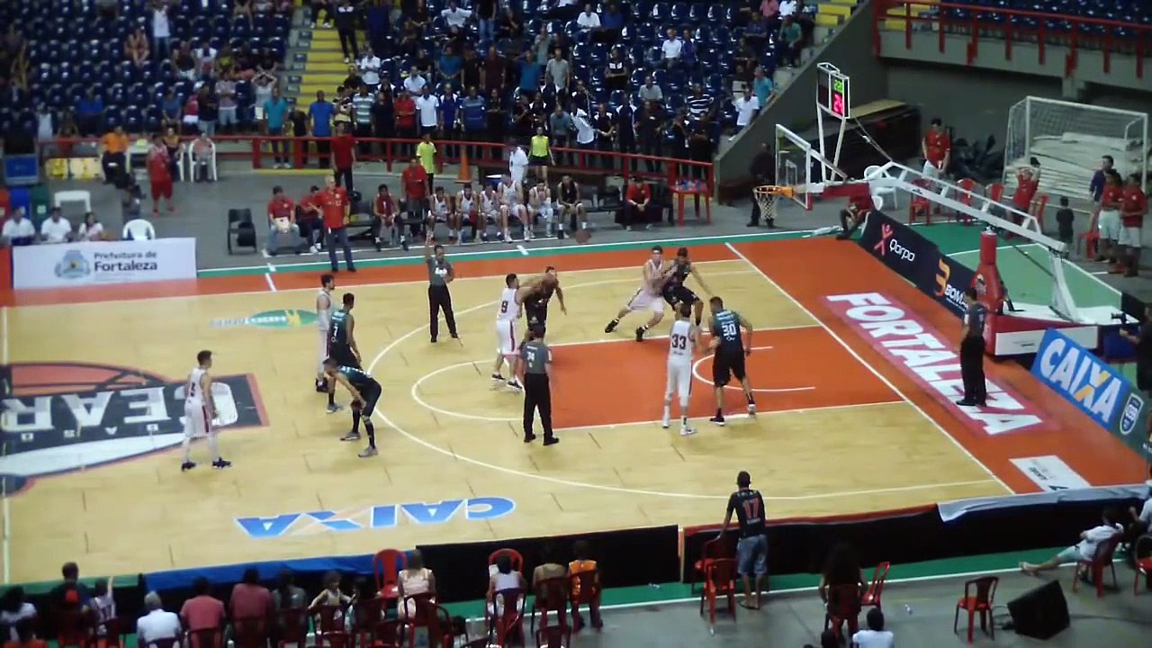 Un joueur de basket se fait une passe pour gagner un match