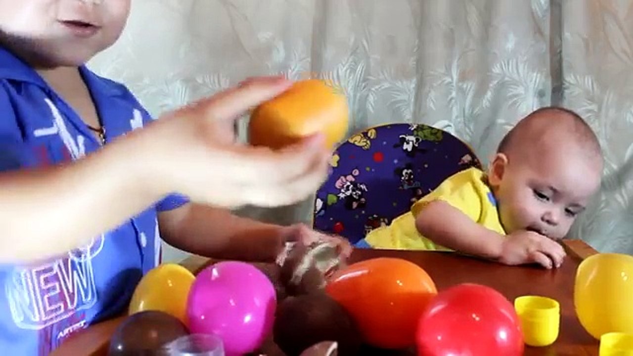 Огромный шарик с сюрпризом. Лопаем шарики и достаем сюрпризы. Kinder surprise show