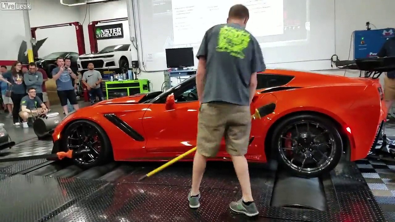 Incidente durante la revisione di una supercar