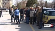 Report TV - Banorët e Lekasit në Korçë në protestë: Jemi pa rrugë dhe tre muaj pa drita