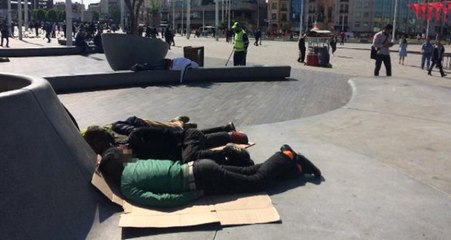 Taksim'de Uyuşturucu Kullanan Gençler, Baygın Halde Yatarken Görüntülendi