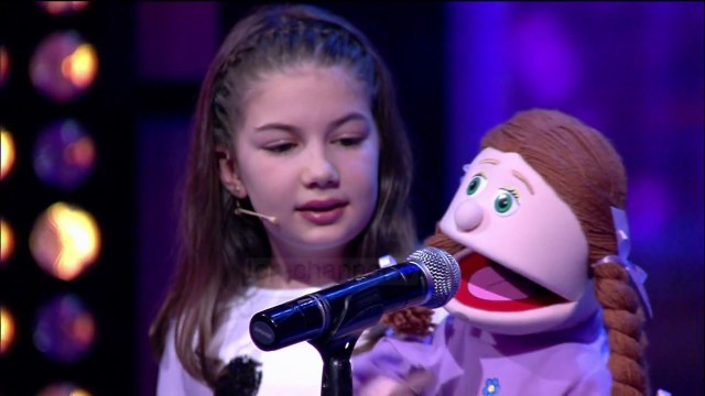 Eda Dida, hap Top Show Mag, duke kënduar me gojë mbyllur, këngën e Cup Song !