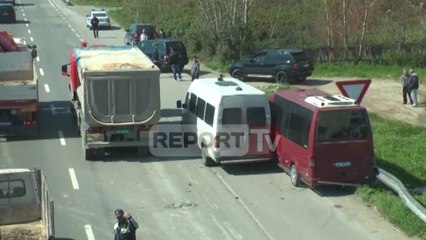 Report TV - Aksident në Sukth, përplasen furgonët, plagosen 2 vajza