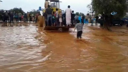 Çadırlarını sel suları basan Suriyeli mülteciler kepçeler ile kurtarıldı