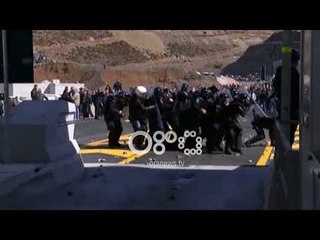 Ora News - Protesta tek Rruga e Kombit, protestuesit qëllojnë me gur, kordon tek trau