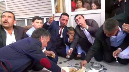 Beyaz gelinliğini 13 sene sonra giydi…