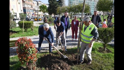 Report TV - Pandeli Majko dhe Erion Veliaj mbjellin pemë në njësinë 5