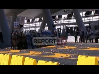 Report TV - Përplasja mes policisë dhe protestuesve në Rrugën e Kombit
