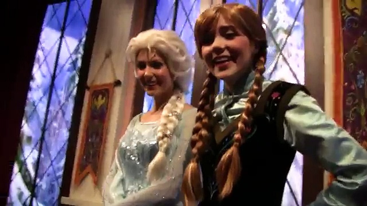 Anna and Elsa (Frozen) Meet a Puppy in Disneyland