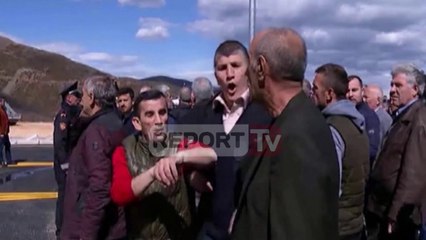 Report TV - Protestuesit i vendosin zjarrin sporteleve të taksës në Rrugën e Kombit