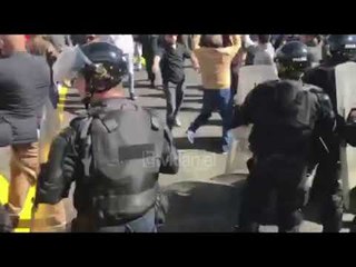 Protestuesit përplasen me policinë në Rrugën e Kombit
