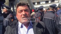 Report TV - Dhuna, protestuesit-Ramës: Mos luaj me zjarrin! Turp të kesh, hajde këtu!