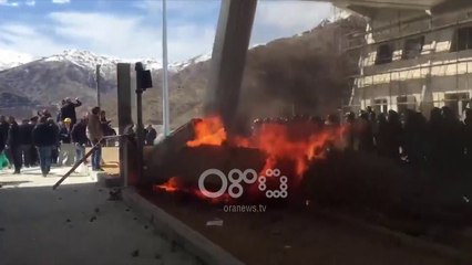 Скачать видео: Ora News - Protesta vijon tek Rruga e Kombit, shkatërrohen sportelet e pagesës