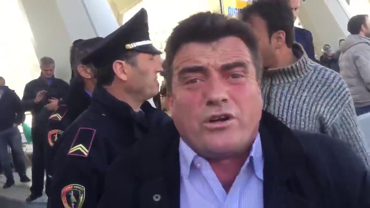 Pamje të rënda - Protesutuesit e revoltuar i çojnë "selame" kryeministrit, Edi Rama