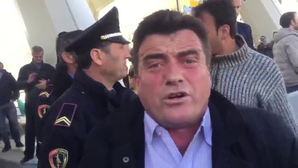 Pamje të rënda - Protesutuesit e revoltuar i çojnë "selame" kryeministrit, Edi Rama