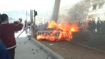 Protesta te Rruga e Kombit, thyhet rrethimi i policisë, shkatërrohen dhe i vihet zjarri sporteleve