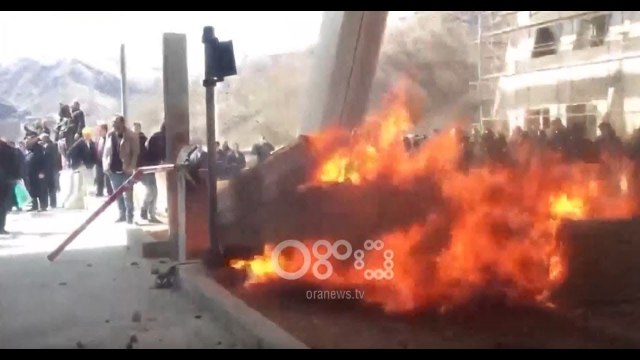 Ora News - Përleshje te Rruga e Kombit, shkatërrohen sportelet e pagesës së tarifës