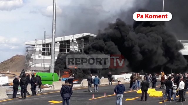 Report TV - Gurë, shkrumb e hi, ja çfarë ka mbetur pas nga protesta e sotme në Rrugën e Kombit