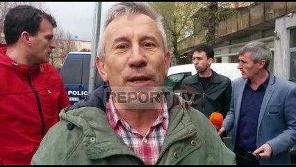 Video herunterladen: Report TV - Flasin banorët në Kukës: Policët na terrorizuan