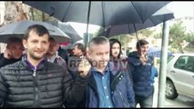 Qytetarët dhe deputetët e PD-LSI te komisariati i Kukësit: Lironi urgjent të arrestuarit