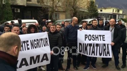 Download Video: Ora News - Lironi djemtë tanë! Poshtë diktatura! Protestuesit 'rrethojnë' komisariatin e Kukësit