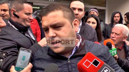 Report TV - Qytetarët dhe deputetët e PD-LSI te komisariati i Kukësit: Lironi urgjent të arrestuarit