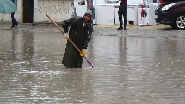Karaman'da Aniden Bastıran Yağmur Caddeleri Göle Çevirdi