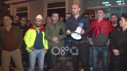 Ora News - Tiranë, deputetët e opozitës futen në drejtorinë e policisë të takuar të arrestuarit