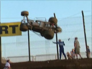 Il perd le controle de son buggy et se retrouve coincé dans le grillage.