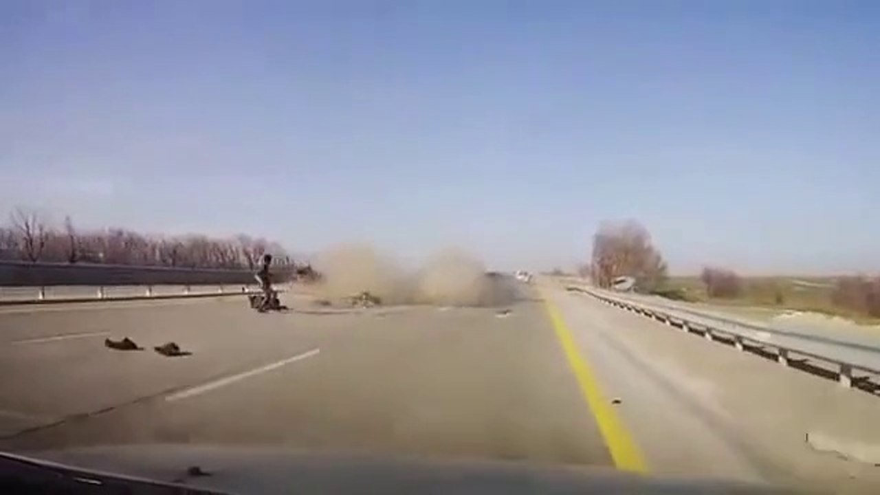 Voilà pourquoi il ne faut pas changer la roue de sa voiture en plein milieu de l'autoroute