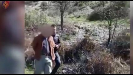 Plagosi ish-kryetarin e fshatit në Skarapar, arrestohet autori, sekuestrohet automatiku