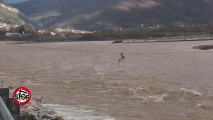 Stop - Urë apo teleferik në Labinot të Elbasanit?! Mund të quhet edhe cirk...