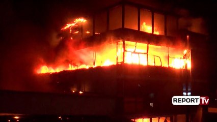 Report TV - Zjarri në magazinë në Tiranë dyshohet i qëllimshëm, dëmi 5 mln euro