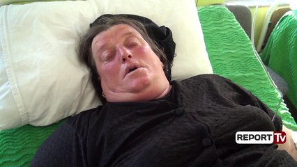 Report TV - Shiste qirinj në rrugën e kishës në Laç, 58 vjeçarja dhunohet nga policia