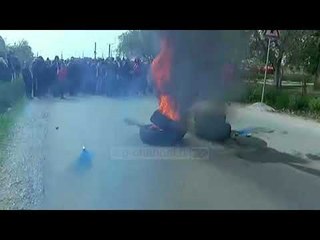 Pa Koment - Protestuesit në Elbasan hedhin tymuese dhe djegin goma