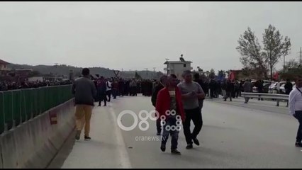 Ora News - Ora News pasqyron bllokimin, ja si duket rruga Fier-Tiranë