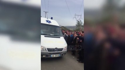 Pa Koment - Protestuesit bllokojnë rrugën në Elbasan, por jo ambulancën